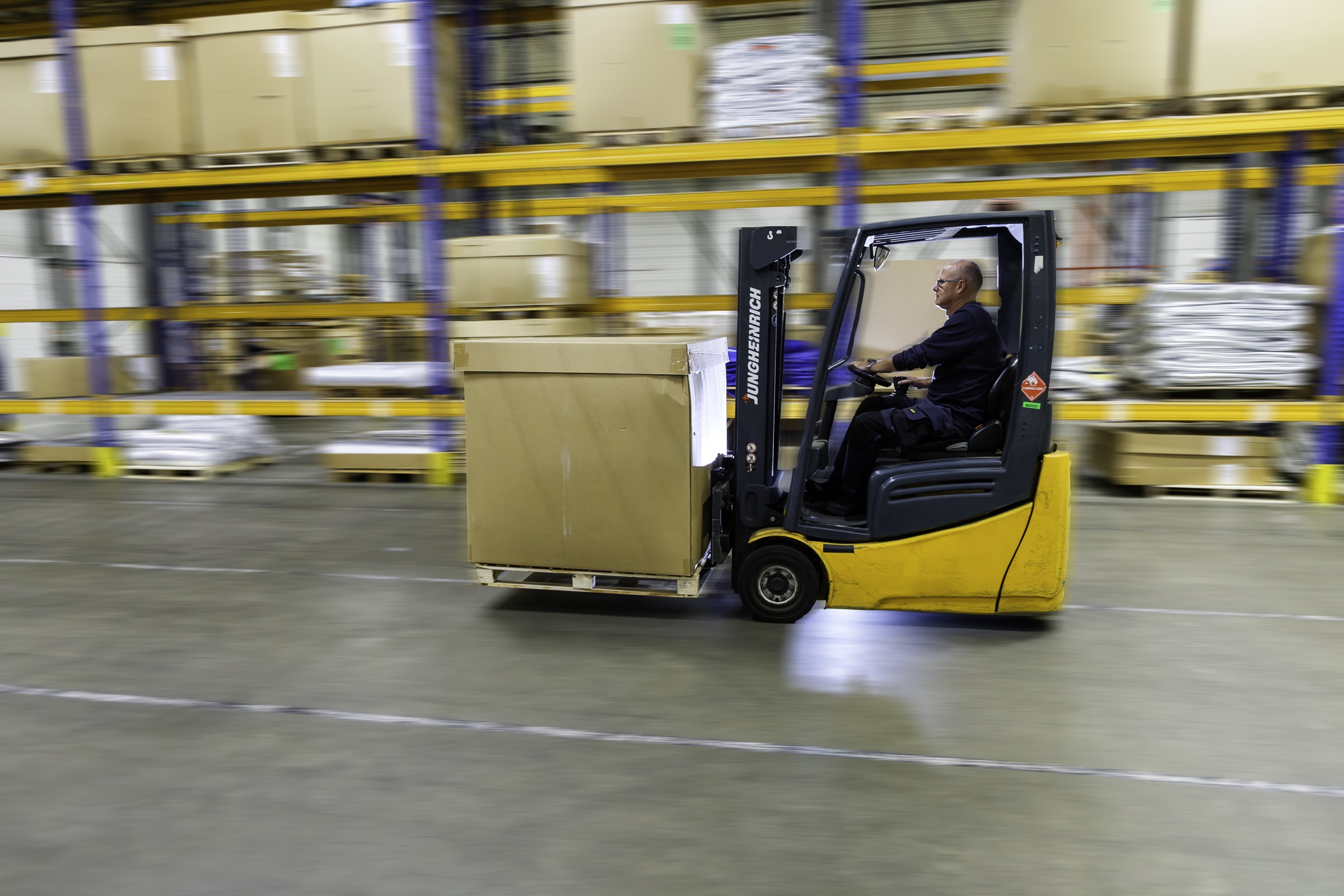 LOGI-FIX-magazijnmedewerker vervoert goederen met een heftruck
