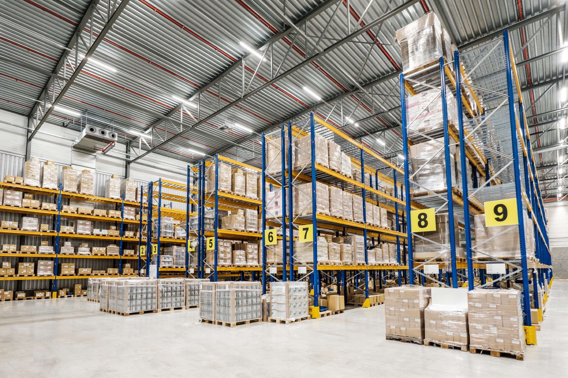 LOGI-FIX-magazijn met palletrekken en opgeslagen goederen